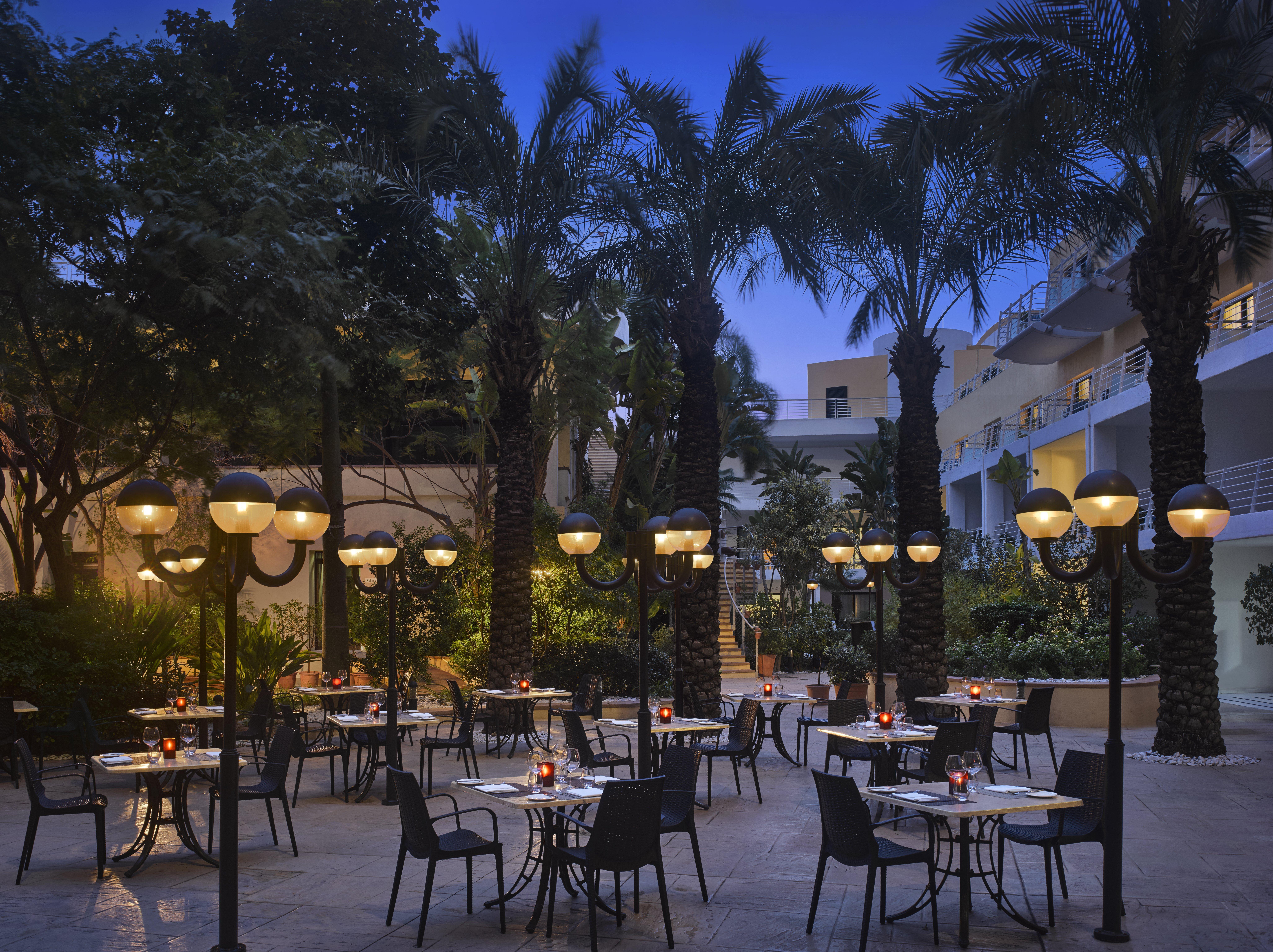 Intercontinental Malta By Ihg Hotel St. Julian's Exterior foto The hotel's courtyard