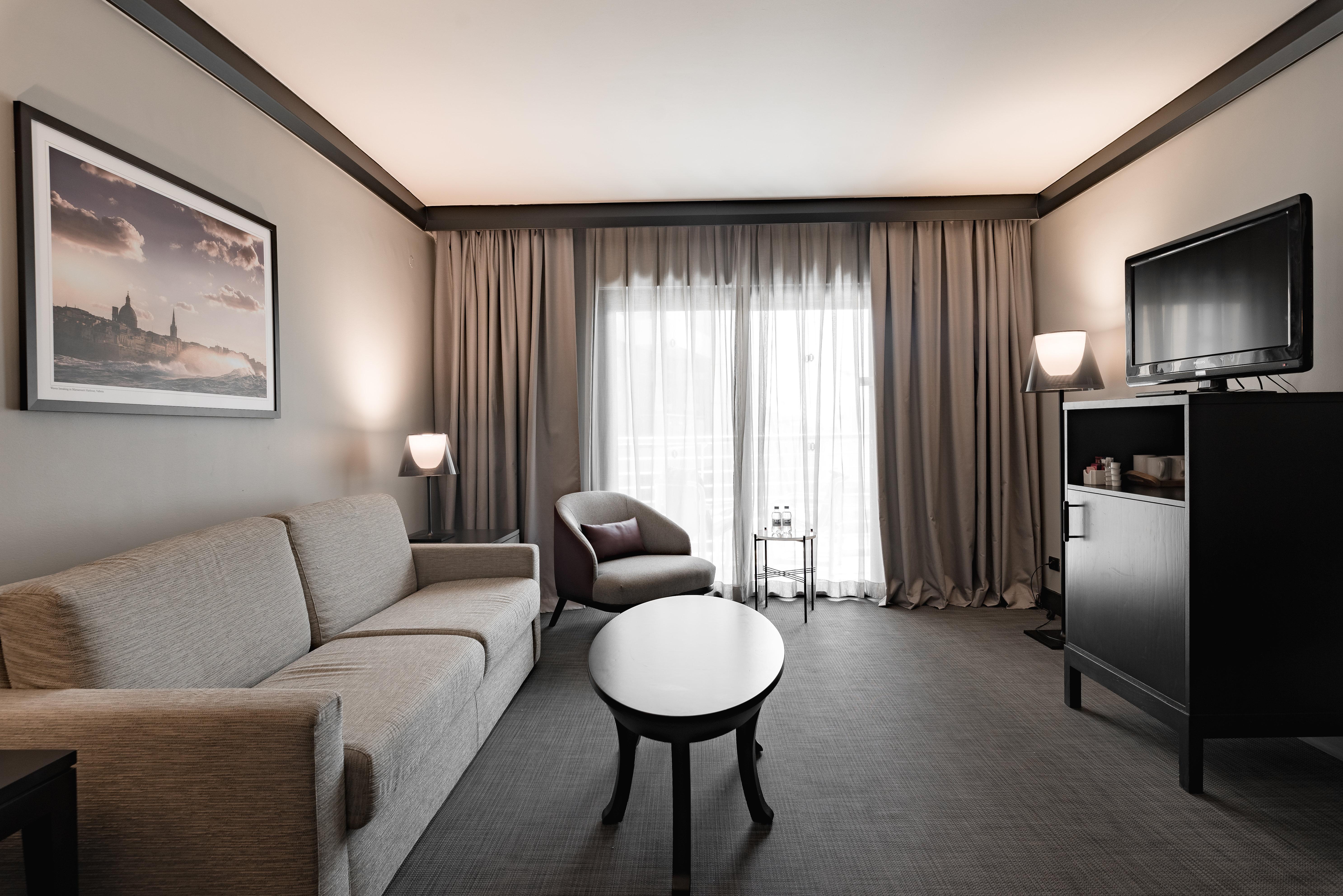 Intercontinental Malta By Ihg Hotel St. Julian's Exterior foto A living room in a hotel